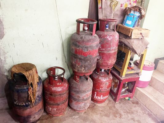दुकानों में दबिश,14 घरेलू गैस सिलेंडर जब्त