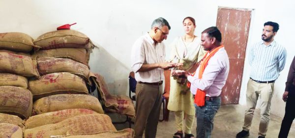 कलेक्टर ने खाद्यान्न वितरण में पारदर्शिता सुनिश्चित करने कहा