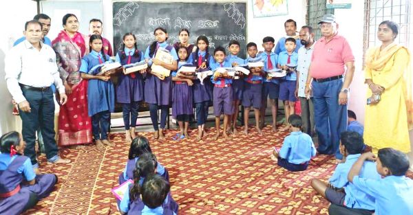 शाला प्रवेश उत्सव पर गणवेश और पुस्तक वितरण