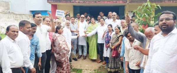 खाद-बीज को लेकर कांग्रेस ने धरना-प्रदर्शन कर सहकारी समिति घेरा