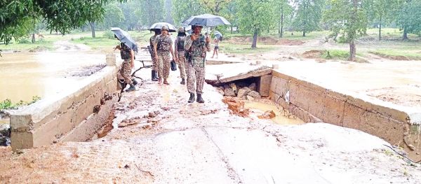 सुरक्षाबलों-ग्रामीणों के लिए बनी पुलिया तीन साल में तीन बार बही