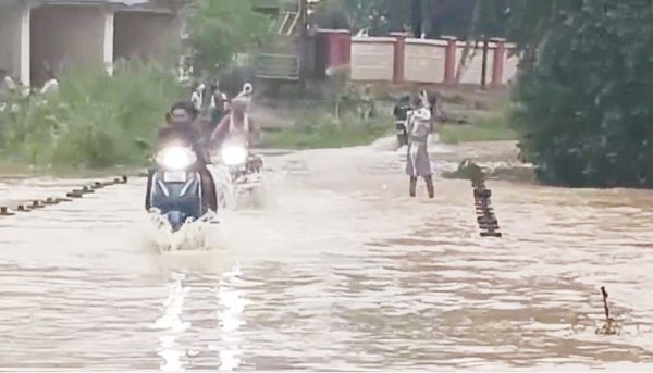 लगातार बारिश से पुलिया के ऊपर बह रहा पानी, जान जोखिम में डालकर पार कर रहे ग्रामीण