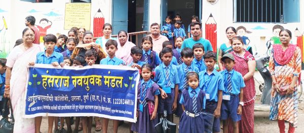 शैक्षणिक सामाग्रियों का वितरण