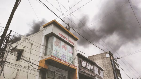 इलेक्ट्रॉनिक शोरूम में लगी आग, लाखों का सामान खाक