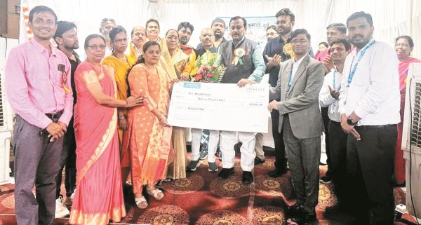 सांसद बघेल ने हितग्राही को प्रधानमंत्री जीवन ज्योति  बीमा योजना के दावे का चेक दिया