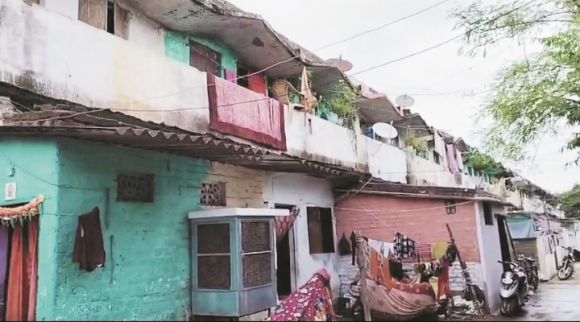 आयुक्त ने जर्जर अटल आवासों का किया निरीक्षण, नए आवास के लिए आवेदन करने निर्देश