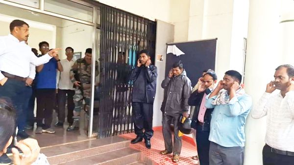 कलेक्टर की दबिश, देरी से पहुंचने वाले कर्मियों को फटकार