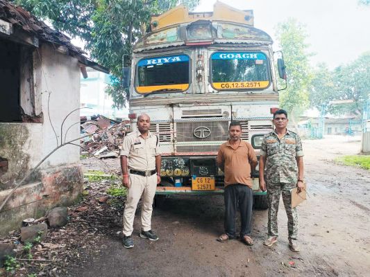 अवैध कबाड़ से भरा ट्रक पकड़ाया, चालक के खिलाफ अपराध दर्ज