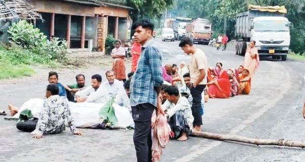 सडक़ हादसे में युवक की मौत, फूटा गुस्सा सडक़ पर लाश रख चक्काजाम