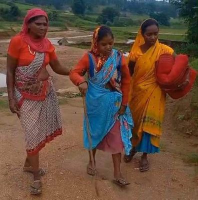 आदिवासी गर्भवती को मितानिन ने पीठ पर लादकर कराई नदी पार, सडक़ किनारे प्रसव