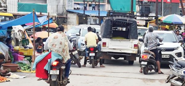 सब्जी विक्रेताओं की मनमानी और अव्यवस्थित पार्किंग से रोजाना जाम