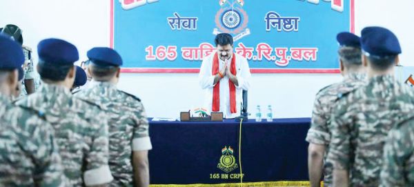  उपमुख्यमंत्री शर्मा ने सीआरपीएफ जवानों से की मुलाकात, बढ़ाया हौसला