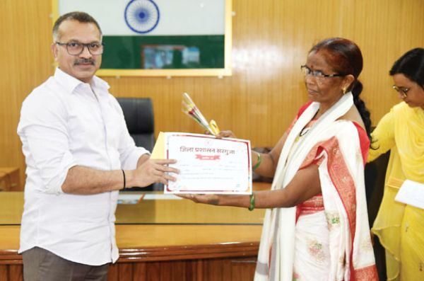 शासकीय सेवकों को सेवानिवृत्ति पर कलेक्टर ने सौंपा पेंशन भुगतान आदेश