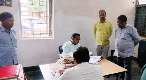 संभागायुक्त ने राजपुर-शंकरगढ़ तहसील कार्यालय का किया निरीक्षण