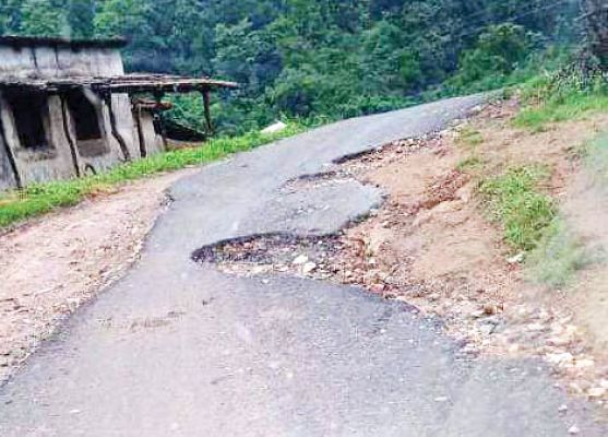 सडक़ों की हालत बदहाल, गड्ढे ही गड्ढे