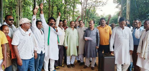 ब्लॉक कांग्रेस कमेटी का सांकेतिक धरना-प्रदर्शन, आदिम जाति सेवा सहकारी समिति का किया घेराव