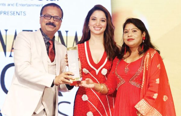 तमन्ना भाटिया के हाथों डीके सोनी को मिला बेस्ट एडवोकेट एंड आरटीआई एक्टिविस्ट ऑफ द ईयर का अवार्ड