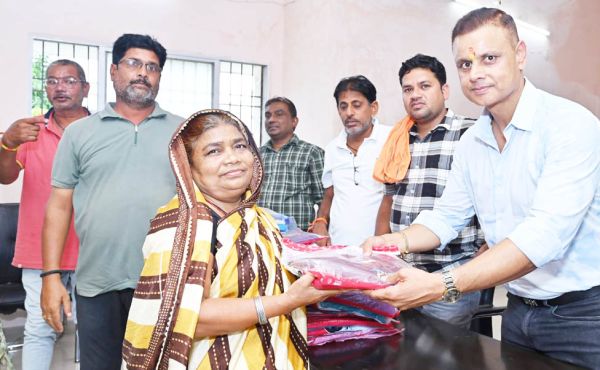  स्वच्छता कर्मियों को रेनकोट वितरित