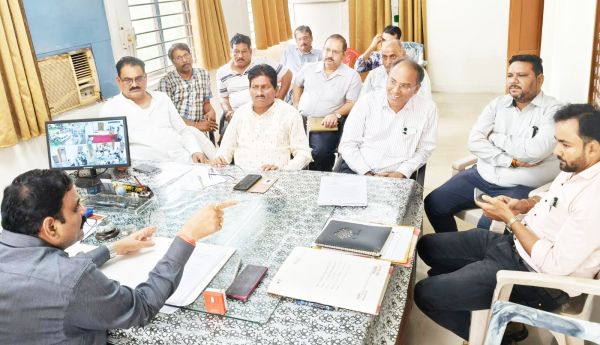 नपा अध्यक्ष-कराबारियों की प्रशासन संग नगर विकास पर चर्चा