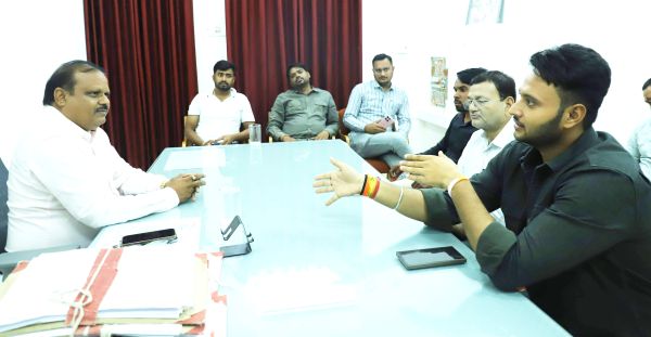 रोड चौड़ीकरण में देरी पर  पालिकाध्यक्ष ने जताई नाराजगी