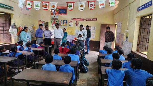 कलेक्टर ने स्कूलों का किया  निरीक्षण