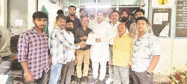 पाठ्य पुस्तक-कॉपियां उपलब्ध नहीं, डीईओ को ज्ञापन