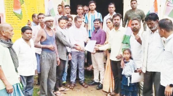 खाद-बीज की कमी, कांग्रेसियों ने रैली निकाल सहकारी समिति घेरा