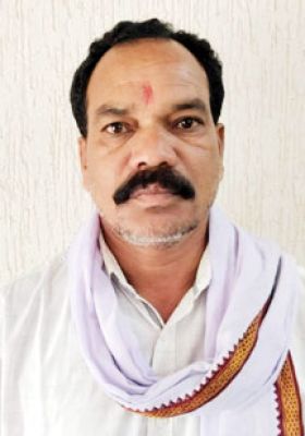 खाद के लिए तरस रहे किसान, सरकार को सुध लेने का समय नहीं- झूमुक दीवान