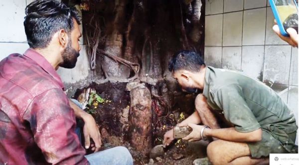 मंदिर की खुदाई में मिला शिवलिंग, श्रद्धालु उमड़े