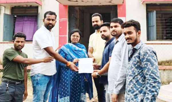 एनएच-343 जर्जर, कांग्रेसियों ने एसडीएम को सौंपा ज्ञापन, 9 को चक्काजाम