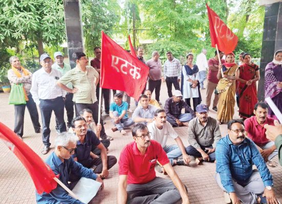 कर्मचारियों ने पदोन्नति को लेकर महाप्रबंधक को सौंपा ज्ञापन