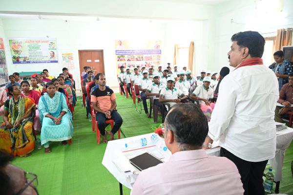 आत्मसमर्पित नक्सलियों को शासन की समस्त योजनाओं का मिले समुचित लाभ - विजय शर्मा