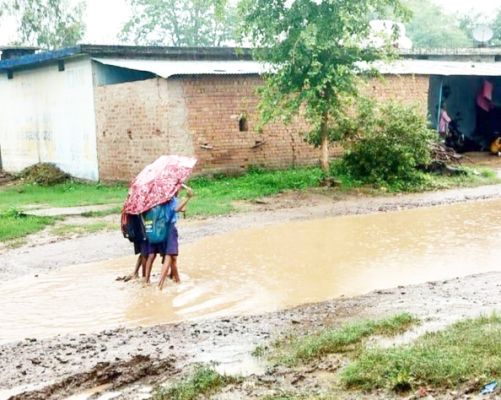नारी-गाड़ाडीह निर्माणाधीन सडक़ पर चलना दूभर