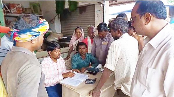 कृषि केंद्र में बिकी एक्सपायरी दवाई, किसानों का हंगामा