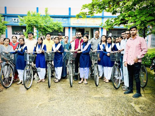 पचेड़ा स्कूल में छात्राओं  को साइकिल वितरण