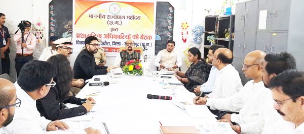 राज्यपाल ने पिथौरा के गोड़बहाल में ली समीक्षा बैठक,  कहा-विकास कार्यों में तेजी लाएं