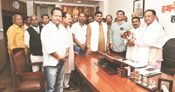 सीएम के आश्वासन बाद यादव समाज ने निवास घेराव किया स्थगित