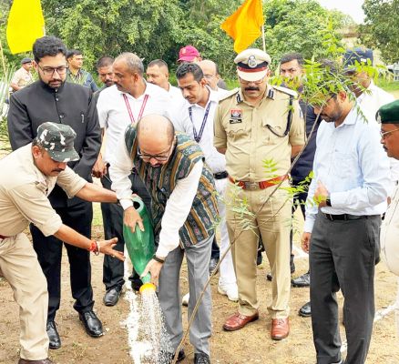 एक पेड़ मां के नाम अभियान राज्यपाल ने रोपा नीम का पौधा