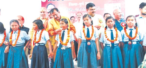 सांसद ने नवप्रवेशी बच्चों को तिलक लगाकर और मुंह मीठा कर किया स्वागत