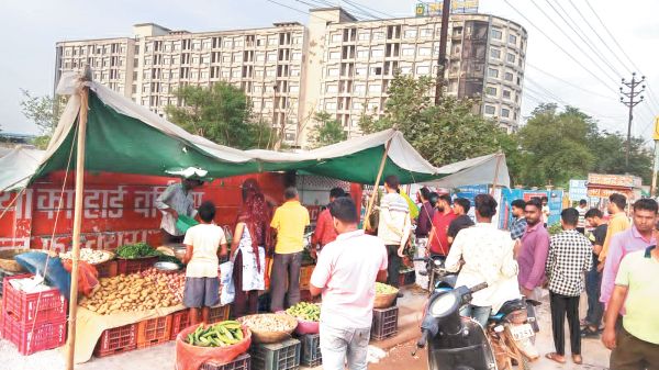 सडक़ पर अवैध दूकानों पर कार्रवाई, ई-चालान से जुर्माना