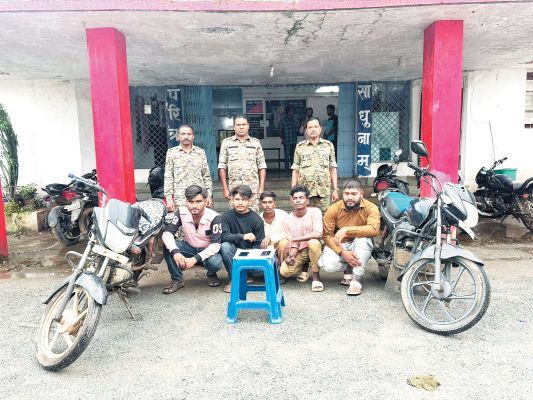 मारपीट-लूट, पांच गिरफ्तार, दो मोबाइल व बाइक जब्त