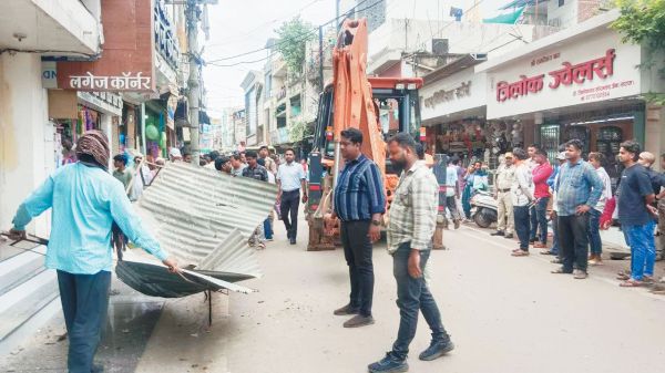 अतिक्रमण हटाने जेसीबी लेकर प्रशासन पहुंचा बाजार में, व्यापारियों में हडक़ंप