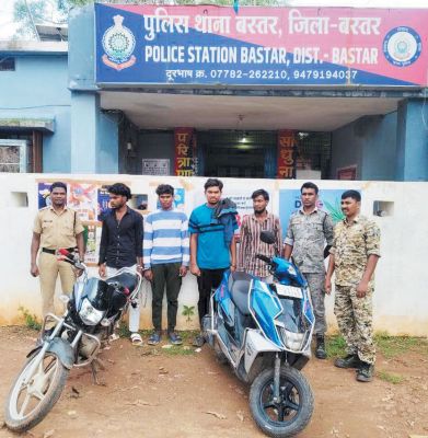 सडक़ पर मिले मोबाइल से धोखाधड़ी कर निकाले एक लाख , 4 गिरफ्तार