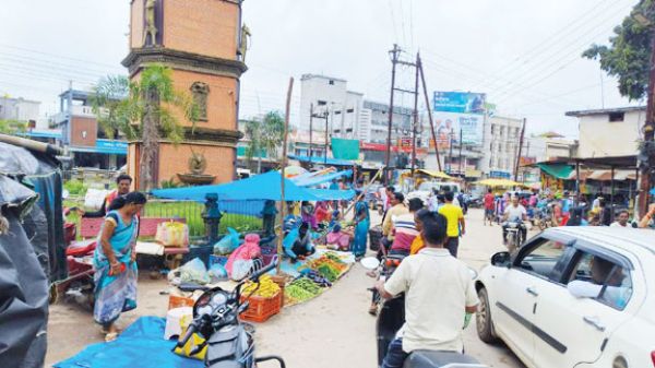 सडक़ किनारे से अवैध फल-सब्जी की दुकानें हटाई