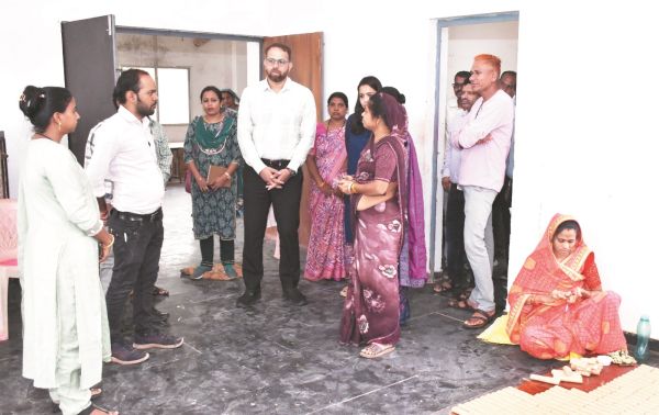 कलेक्टर ने योजनाओं के क्रियान्वयन की स्थिति का लिया जायजा