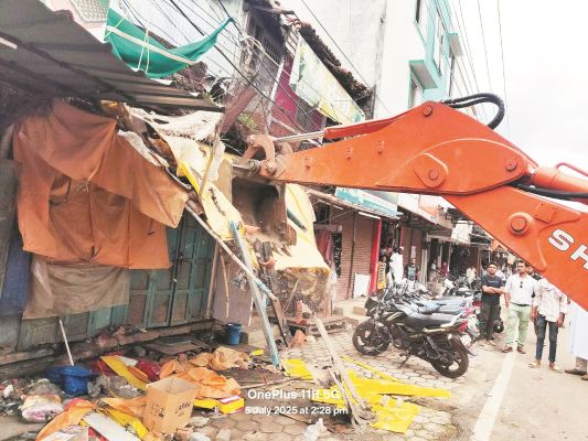 प्रशासन ने गुडाखू लाइन में अतिक्रमण हटाने की कार्रवाई