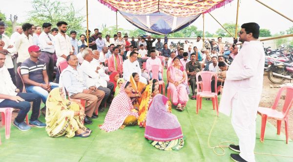 अवैध पाईप लाइन बिछाने का किया विरोध