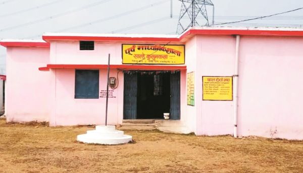 स्कूल में गणित का शिक्षक नहीं, शाला में तालाबंदी की तैयारी