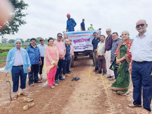महामाया मंदिर समिति ने जामगांव में पौधे रोपे