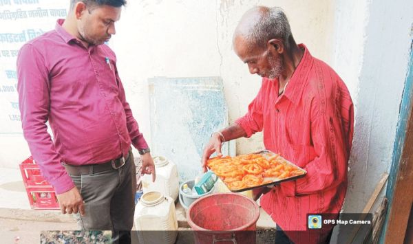 दुकानों में दबिश, अवमानक जलेबी व लड्डू किया नष्ट